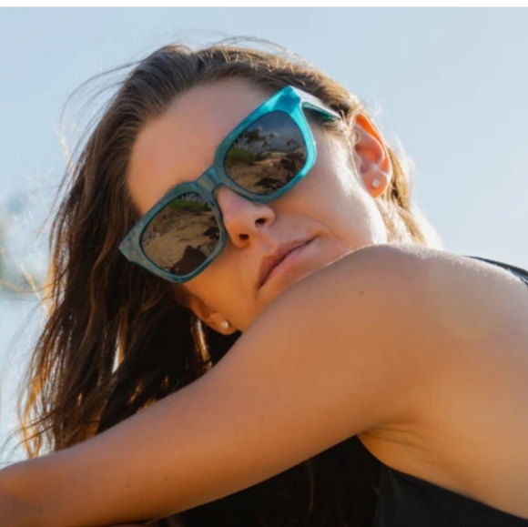 JOSH CELLARS White Wine 'Refresh The Rules' Towel & Sunglasses Limited Ed. NEW - Picture 9 of 11